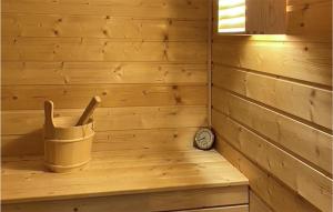 een hoek van een sauna met een klok erin bij 5 Bedroom Beautiful Home In Gol in Golsfjellet +14 foto's