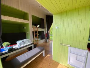 a room with a green wall and a door at Design huisje vrij in het groen in IJsselstein