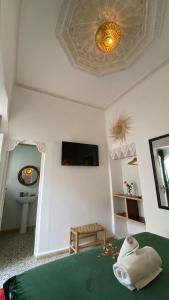 1 dormitorio con cama verde y techo en Riad Morocco Sky, en Marrakech