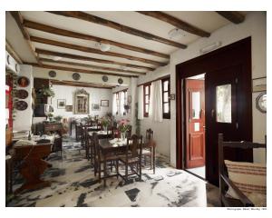 uma sala de jantar com mesa e cadeiras em Chateau Zevgoli em Naxos Chora