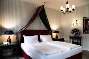 a bedroom with a large bed with a canopy at Hotel Alt Nürnberg in Hamburg