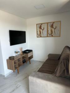 Μια τηλεόραση ή/και κέντρο ψυχαγωγίας στο Flat no Condominio Home Duplex Bezerros