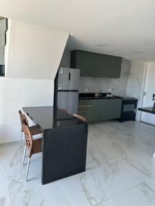 Η κουζίνα ή μικρή κουζίνα στο Flat no Condominio Home Duplex Bezerros