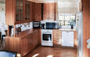 Η κουζίνα ή μικρή κουζίνα στο 5 Bedroom Nice Home In Noresund +17 φωτογραφίες
