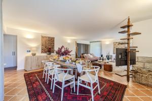 una cucina e un soggiorno con tavolo e sedie di Ge House by House and People a Caniçada