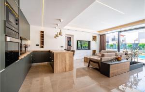 una cucina e un soggiorno con un divano e un tavolo di Villa Alpha a Banjol
