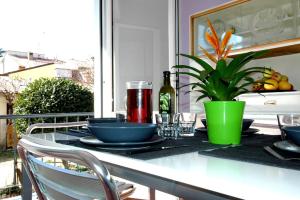 een tafel met borden en een fles wijn bij Faber Apartments in Novigrad Istria