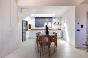 Η κουζίνα ή μικρή κουζίνα στο Luxury Villa U with private swimming pool +38 φωτογραφίες