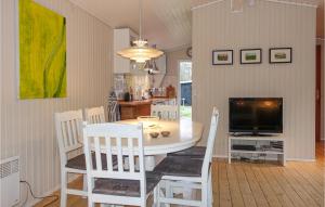 Dapur atau dapur kecil di Nice Home In Aakirkeby With Wifi