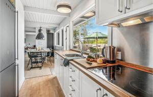 Kuchyň nebo kuchyňský kout v ubytování Cozy Home In Sjællands Odde