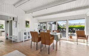 une salle à manger avec une table et des chaises dans l'établissement Awesome Home In Gilleleje With Wifi, à Gilleleje