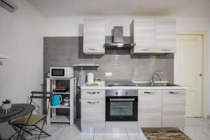 Η κουζίνα ή μικρή κουζίνα στο Casa Alfredo Mergellina Sea&City +41 φωτογραφίες