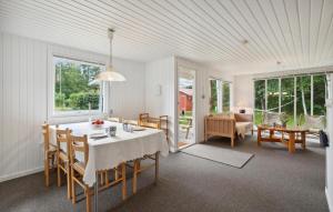 Posezení v ubytování Gorgeous Home In Hadsund With Kitchen