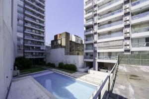 una piscina en medio de dos edificios altos en Mario Bravo 480 by depptö, en Buenos Aires