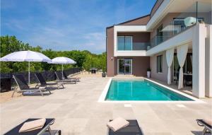 GaricaにあるVilla La Vie Krkの家の裏庭にあるプール