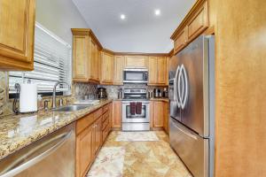 サンライズにあるRiverfront Backyard and Grill Sunrise Family Homeのギャラリーの写真