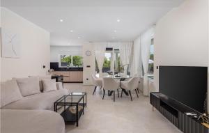 GaricaにあるVilla La Vie Krkのソファとテーブルのあるリビングルーム