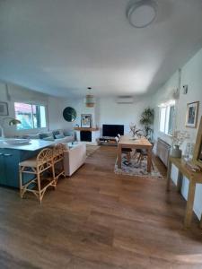 a large living room with a table and a couch at Vivienda Pantano de San Juan in San Martín de Valdeiglesias