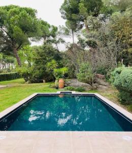a swimming pool in the middle of a yard at Vivienda Pantano de San Juan in San Martín de Valdeiglesias