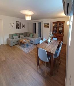 a living room with a table and a couch at Vivienda Pantano de San Juan in San Martín de Valdeiglesias