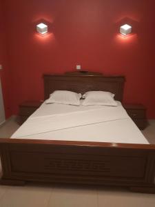Postel nebo postele na pokoji v ubytování HOTEL APPART B4U Be For You Nos logement affichent un style résolument unique