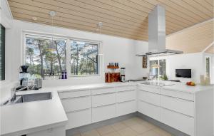 Kuchyň nebo kuchyňský kout v ubytování Three-Bedroom Holiday Home In Nexo