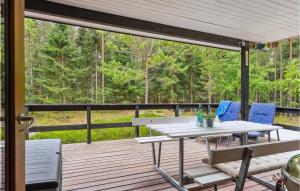 eine Terrasse mit Tisch und Stühlen auf einem Deck in der Unterkunft Holiday Home Hc Møllersvej Nexø in Bedegård + 12 Fotos