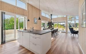 Η κουζίνα ή μικρή κουζίνα στο Cozy Home In Nexø With Kitchen