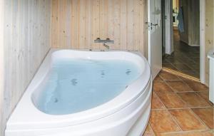 Phòng tắm tại Holiday Home Tørvevej