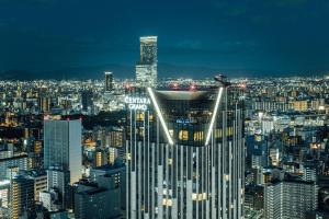 Una vista de una gran ciudad por la noche en Centara Grand Hotel Osaka, en Osaka