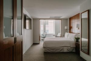 Postel nebo postele na pokoji v ubytování Club Quarters Hotel Central Loop, Chicago