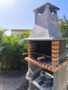 ein Außenofen mit einem Dach darüber in der Unterkunft Villa Daita 1 in Granadilla de Abona