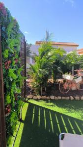 Ein Garten an der Unterkunft Villa Daita 1
