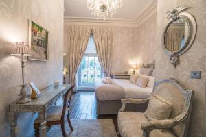 En eller flere senge i et værelse på Beautifully decorated, elegant apartment near town - Pass the Keys