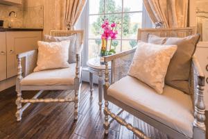 Et opholdsområde på Beautifully decorated, elegant apartment near town - Pass the Keys