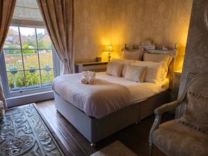 En eller flere senge i et værelse på Beautifully decorated, elegant apartment near town - Pass the Keys