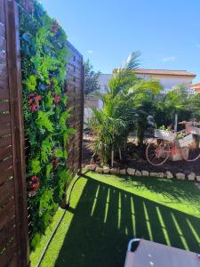 Ein Garten an der Unterkunft Villa Daita 1