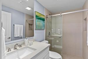 un bagno con lavandino e WC di Cozy 2br 2ba Retreat at Beachfront Resort, Heated Pool! a South Padre Island Altre 10 foto