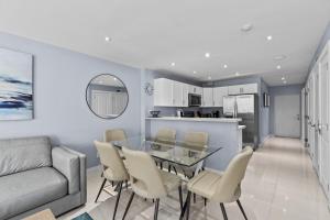 una cucina e un soggiorno con tavolo e sedie in vetro di Cozy 2br 2ba Retreat at Beachfront Resort, Heated Pool! a South Padre Island