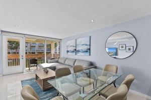 ein Wohnzimmer mit einem Glastisch und einer Couch in der Unterkunft Beachfront Resort 2BR Condo 3 Pools, Heated Pool, Kids Pool & Jacuzzi in South Padre Island + 11 Fotos