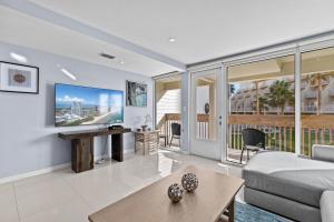 un soggiorno con un divano e un tavolo di Cozy 2br 2ba Retreat at Beachfront Resort, Heated Pool! a South Padre Island