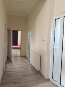 un corridoio vuoto di un appartamento con pareti bianche e pavimenti in legno di 2-х кімнатна квартира в центрі міста, поруч з Кобилянською вулицею a Černivci Altre 4 foto