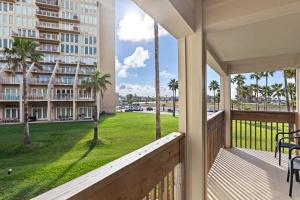 un balcone con vista sul parco di Cozy 2br 2ba Retreat at Beachfront Resort, Heated Pool! a South Padre Island