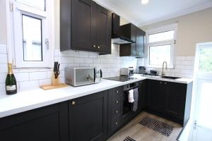 Η κουζίνα ή μικρή κουζίνα στο Three Bedroom Upper Flat in Jordanhill