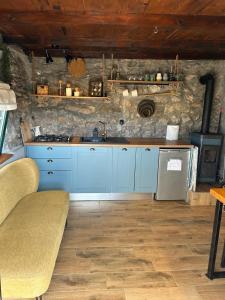 - une cuisine avec des placards bleus et une cuisinière dans l'établissement Mrdina house, à Kali 35 autres photos