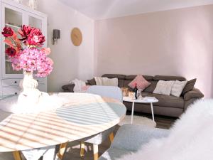 a living room with a table and a couch at Zauberhafte Ferienwohnung mit Wellness-Bad in Bad Harzburg