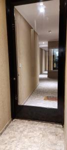 een weerspiegeling van een gang in een spiegel bij Edificio-Pellegrini PA in Bragado