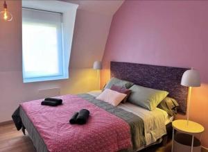 A bed or beds in a room at L hirondelle, Quartier Rosendael