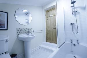 コルチェスターにあるStylish & Cosy Stay 2-Bed House Train Station Hospital Garden Fast WiFiのシャワーと洗面台を備えた白いバスルーム +13枚の写真