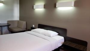 Postel nebo postele na pokoji v ubytování Joys Inn Innisfail, AB